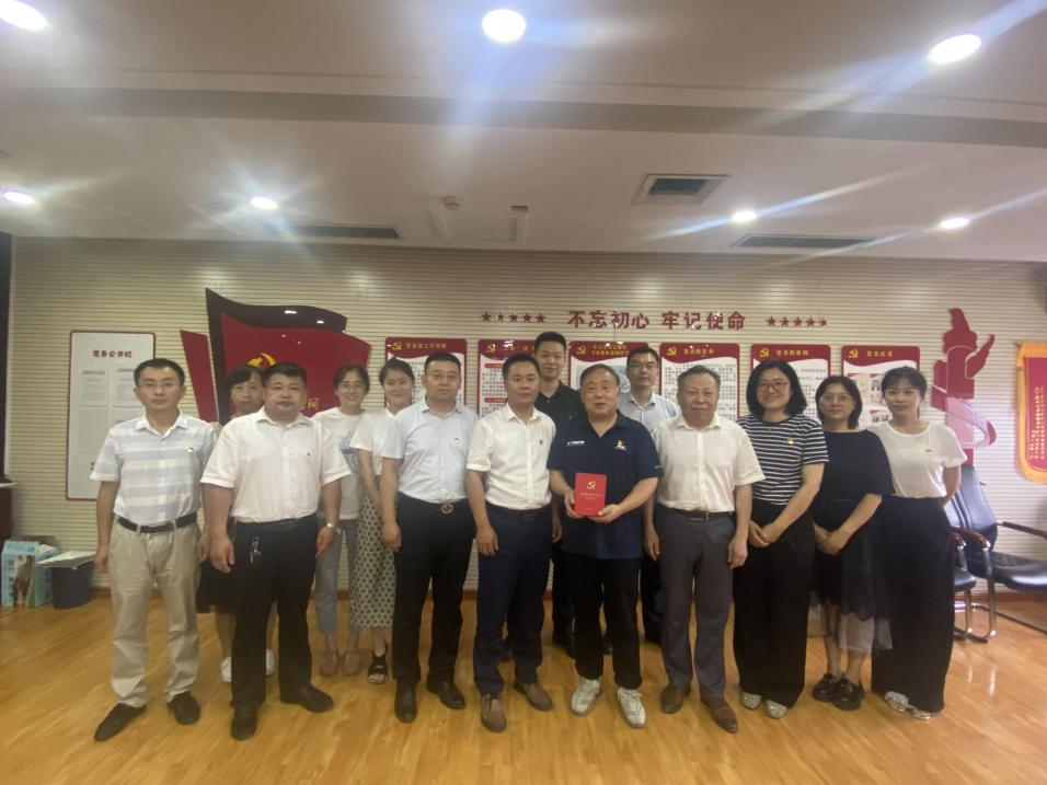 公司舉辦頒發(fā)“光榮在黨50年”紀念章 暨“老兵跟黨走·把黨的關(guān)愛(ài)送到老兵心中”慰問(wèn)活動(dòng)