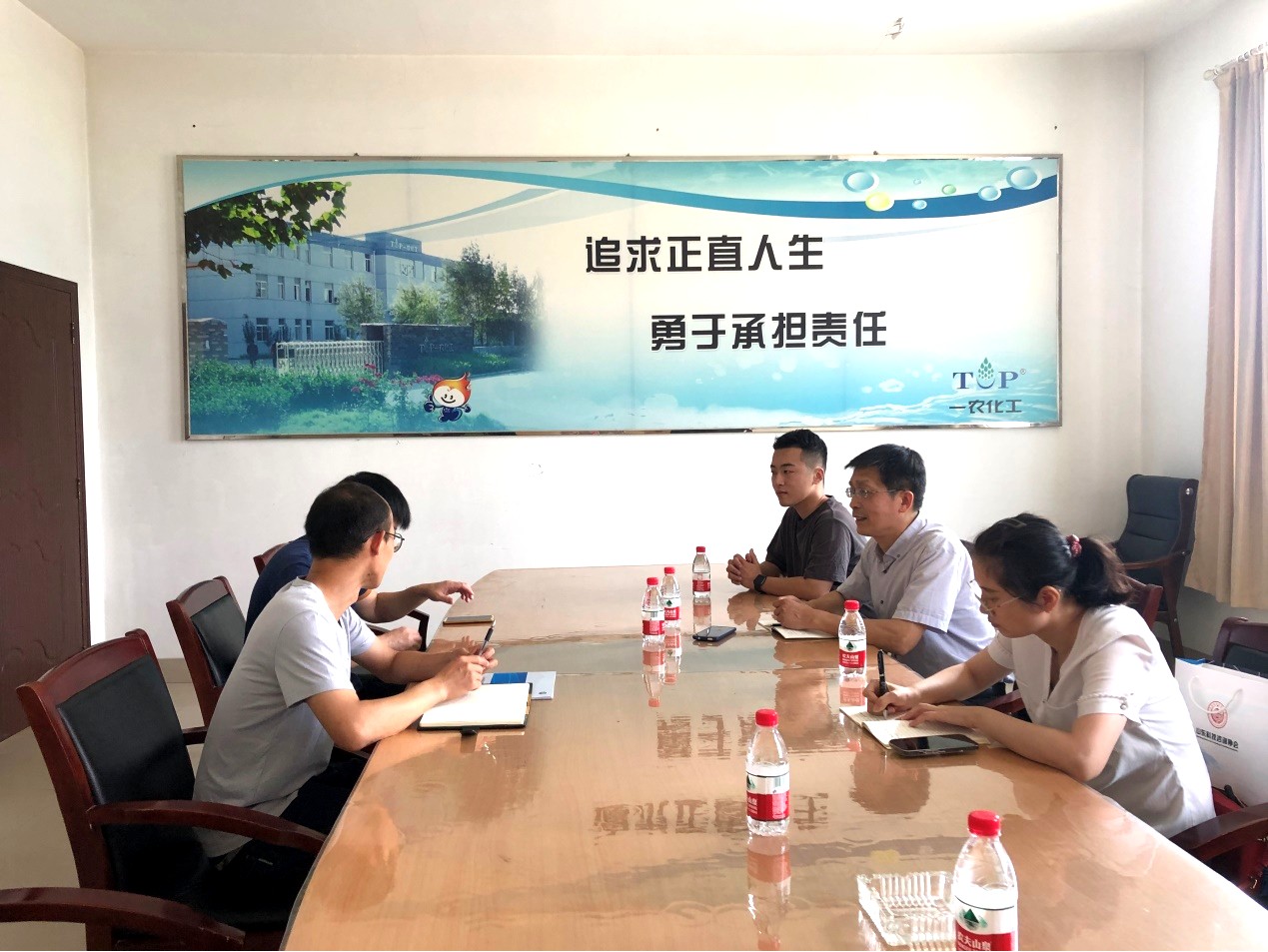 咨詢(xún)協(xié)會(huì )組織技術(shù)對接會(huì ) 助力一農化工公司創(chuàng  )新驅動(dòng)發(fā)展